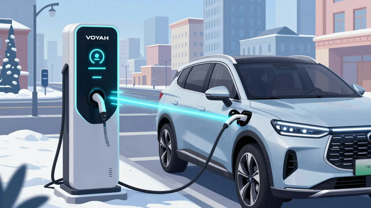 Гибридный автомобиль Voyah на зарядке в зимнем городе
